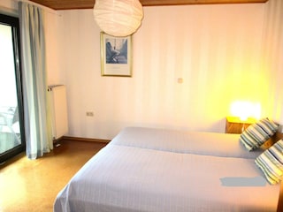 Fewo III   2. Schlafzimmer mit TV und Balkon
