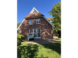 Blick auf das Haus mit zwei Terrassen