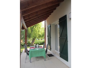 Terrasse nsch Osten mit Esstisch