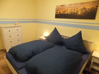 Kleines Schlafzimmer im EG mit Doppelbett