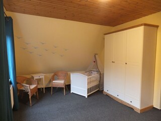 Großes Schlafzimmer OG mit Babybett und gr Kleiderschr.