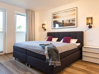 erstes Schlafzimmer mit angrenzendem Badezimmer