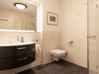 zweites, voll ausgestattetes Duschbad
