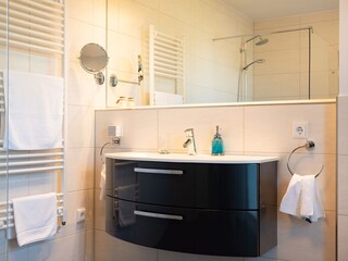 Badezimmer en Suite mit begehbarer Dusche
