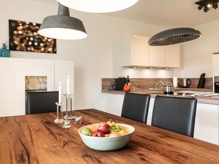 Essbereich mit großem Tisch