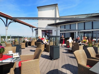 große Sonnenterrasse des Restaurants