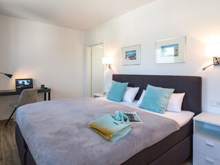 erstes Schlafzimmer mit Badezimmer en suite