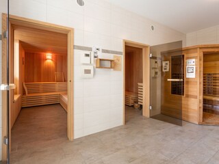 mehrere Saunen und eine Infrarotkabine im Nachbarhaus