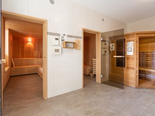 mehrere Saunen im Souterrain des Nachbarhauses