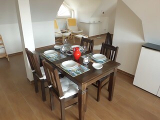 Essbereich und im Hintergrund die Leseecke