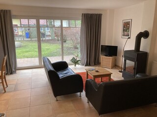Wohnzimmerbereich mit Blick auf südliche Terrasse