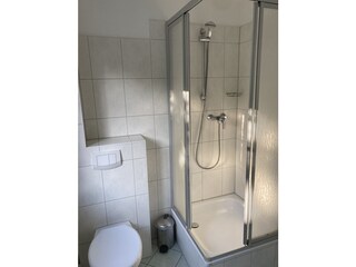 oberes Bad mit Dusche und WC