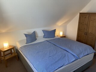 Schlafzimmer 1 mit großem Boxspringbett