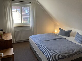 Schlafzimmer 1 mit Fenster nach Osten