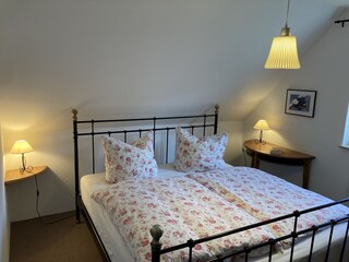 Schlafzimmer 2 mit großem Doppelbett
