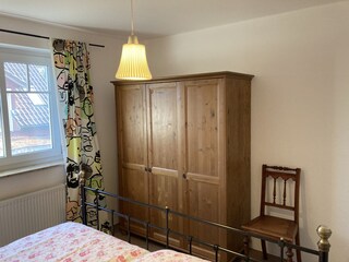 Schlafzimmer 2 mit großem Schrank