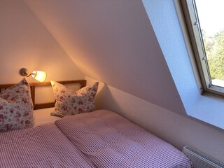 kleine Schlafkammer mit Dachfenster nach Norden