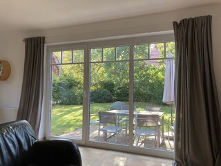 großes Fenster zur Terrasse