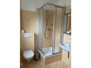 unteres Bad mit Dusche, Waschbecken und WC