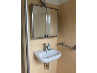 unteres Bad mit Waschbecken und Spiegelschrank