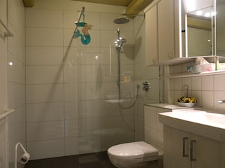 Im Bad eine bodentiefe Dusche zum Wohlfühlen