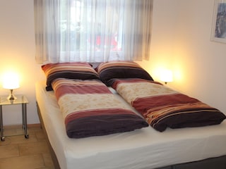 kleines Schlafzimmer mit bequemem Boxspringbett 160 x 2