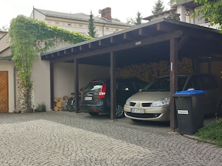 Carport mit kostenfreier Parkmoeglichkeit.