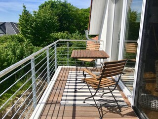 Südbalkon vor dem Wohn- und Essbereich
