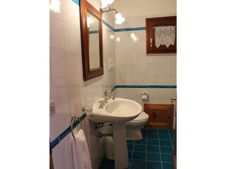 Bad unten, mit Dusche und Bidet