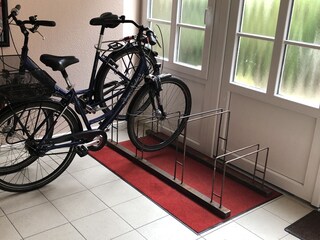ebenerdiger Fahrradabstellraum-Platz für bis zu 6 bikes