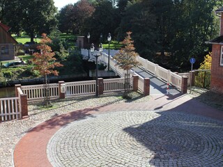 Medembrücke vor dem Haus