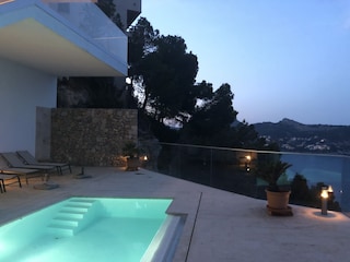 Pool am Abend mit Blick nach Canyamel