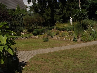 Das Naturgrundstück lädt zum Toben und Relaxen ein