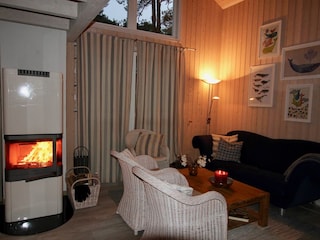 Ein Glas Wein am Kamin