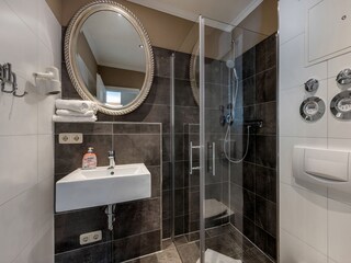Das schöne Bad mit bodengleicher Dusche.