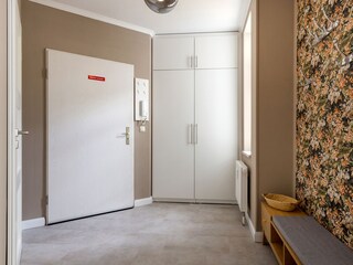 Blick in den Flur mit Garderobe.