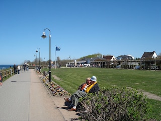 Frühlingssonne tanken auf der Strandpromenade