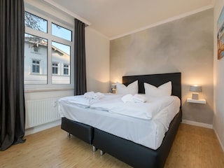 Das Schlafzimmer mit Doppelbett ...