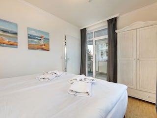 ... Kleiderschrank und Austritt zum Balkon.