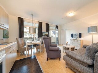 Das Wohnzimmer mit Austritt zum Balkon ...