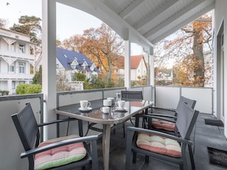 Der große möblierte Balkon.