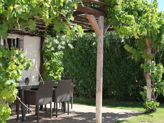 0510 Casa Peter Pan - Terrasse mit Laub beschattet