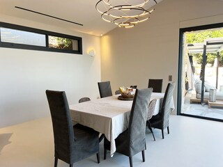 Klimatisiertes Esszimmer vor der Küche mit Blick