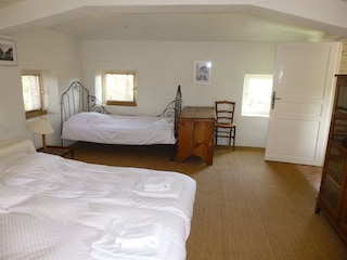 Schlafzimmer OG: Doppelbett und Einzelbett