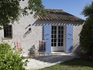 Ausgang zu Hofterrasse, Pool und Garten