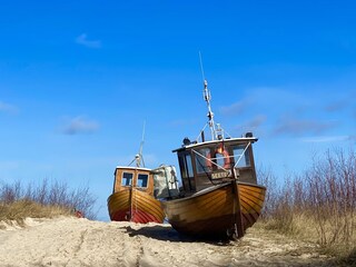 Fischerboote in den Dünen