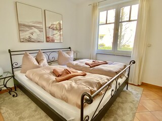 Schlafzimmer 1