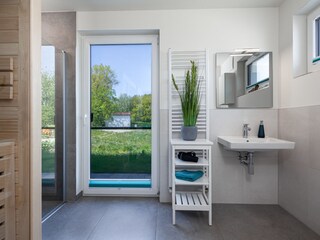 Badezimmer mit Sauna und bodentiefer Dusche im EG