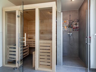 Sauna und bodentiefe Dusche im EG