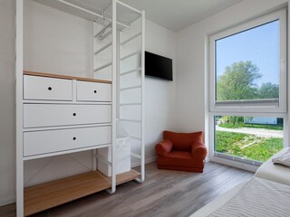 Schlafzimmer 3 im OG mit offenem Kleiderschrank